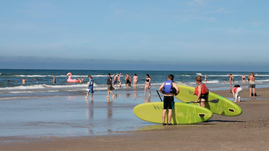 Surfere ved Blokhus Strand