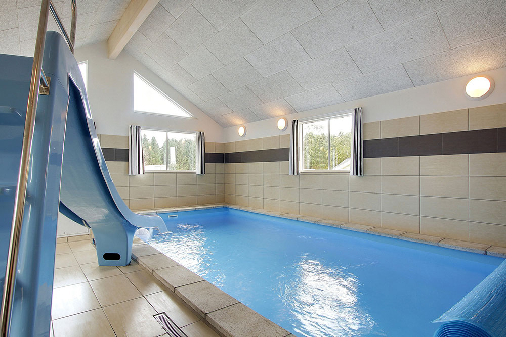 Feriehus 330 har et flott basseng med sklie, et stort innebygd boblebad og en badstue