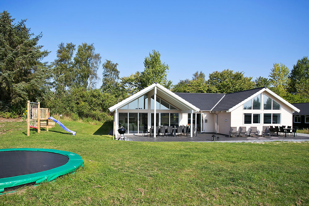 Velutstyrt hus med basseng og plass til 18 personer i Vejby nær Rågeleje
