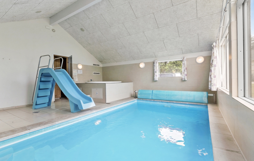 Feriehus 380 har et flott basseng med sklie, et stort innebygd boblebad og en badstue