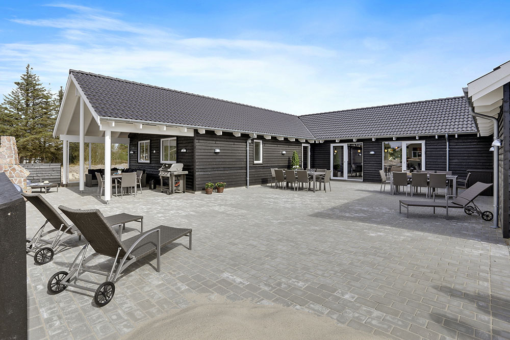 Dette lekre huset med svømmebasseng, nr. 393, med plass til 20 personer, ligger i Vestjylland