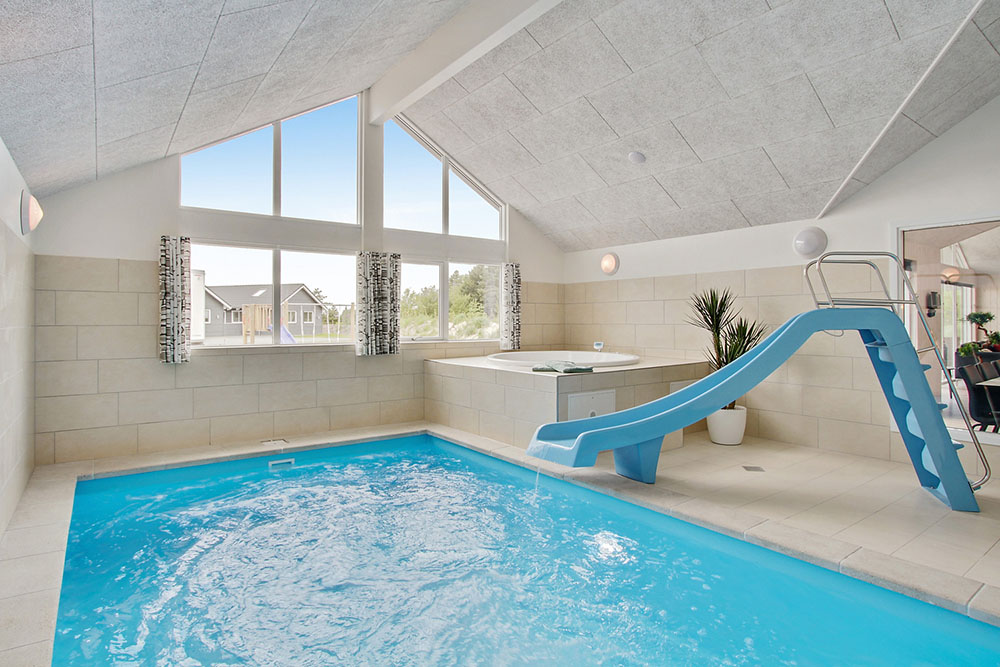 Feriehus 390 har et flott basseng med sklie, et stort innebygd boblebad og en badstue