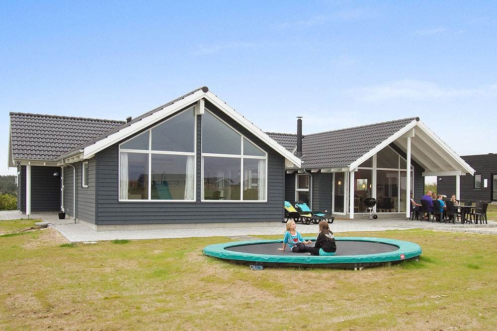 Dette lekre feriehuset med basseng ligger i Nr. Lyngby, og byr på en herlig ferieopplevelse med både avslapping og aktiviteter\r\n