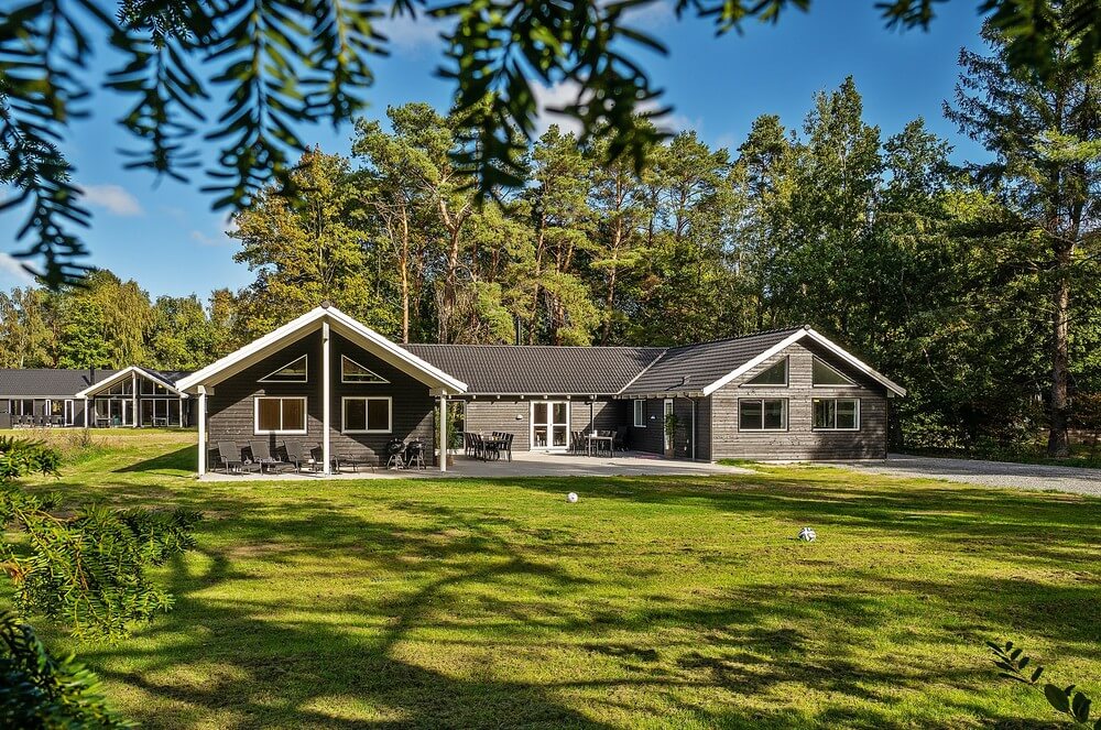 Dette lekre huset med svømmebasseng, nr. 406, med plass til 24 personer, ligger i Nordsjælland