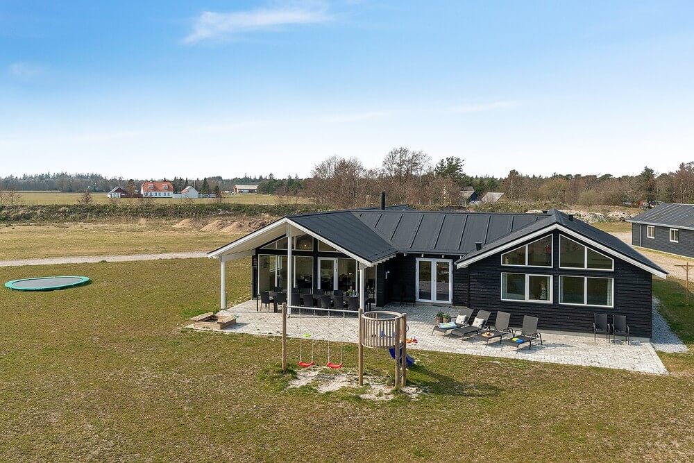 Dette lekre huset med svømmebasseng, nr. 408, med plass til 18 personer, ligger i Nordjylland