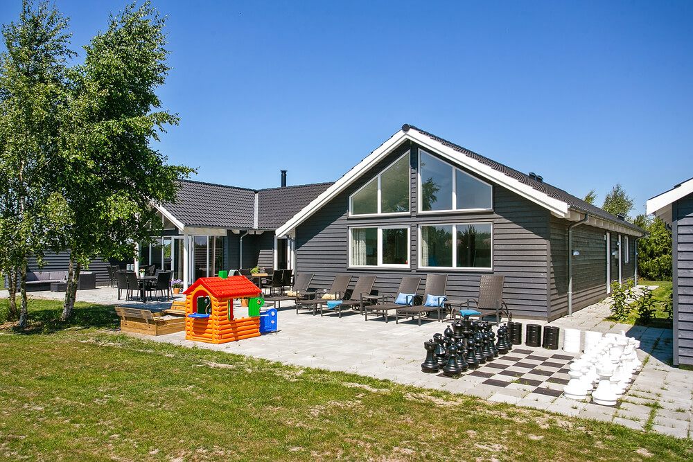 Dette lekre huset med svømmebasseng, nr. 413, med plass til 20 personer, ligger i Lolland/Falster/Møn