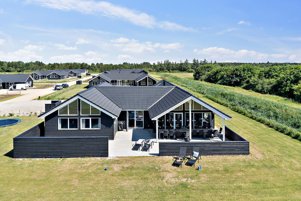 Dette lekre huset med svømmebasseng, nr. 473, med plass til 18 personer, ligger i Vestjylland