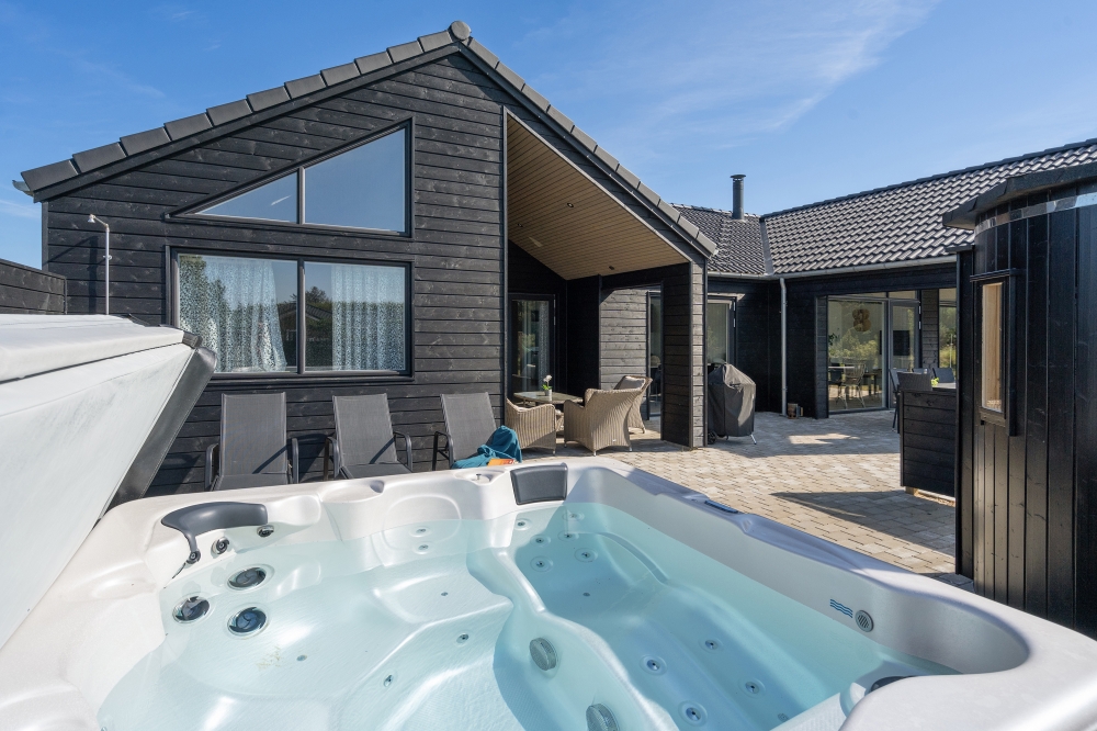 Nyt varmen i boblebadet i luksushus nr. 533 i Vestjylland