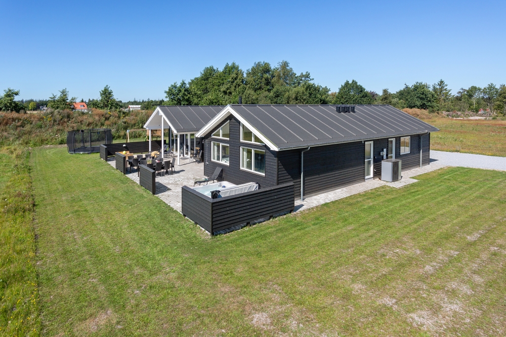 Dette lekre huset med svømmebasseng, nr. 523, med plass til 18 personer, ligger i Nordjylland