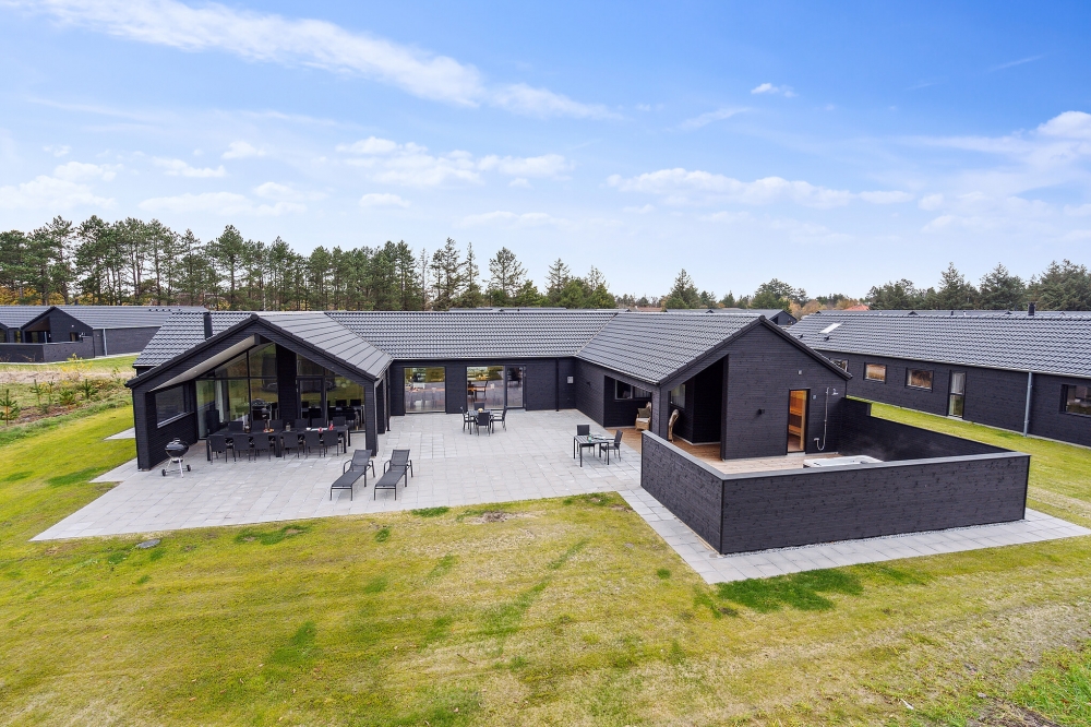 Dette lekre huset med svømmebasseng, nr. 596, med plass til 20 personer, ligger i Sydjylland