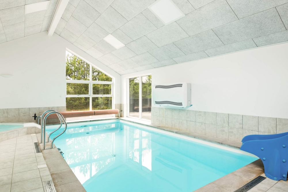 Feriehus 602 har et flott basseng med sklie, et stort innebygd boblebad og en badstue