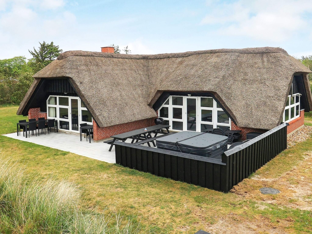 Dette lekre huset med svømmebasseng, nr. 643, med plass til 10 personer, ligger i Vestjylland