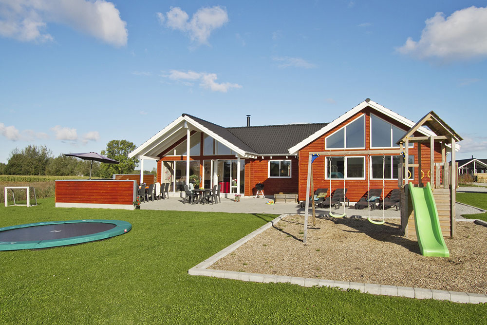 Stort og flott sommerhus på Nordals med basseng og plass til 16 personer. Det er også flere aktivitetsmuligheter i huset, f.eks. biljard.\r\n