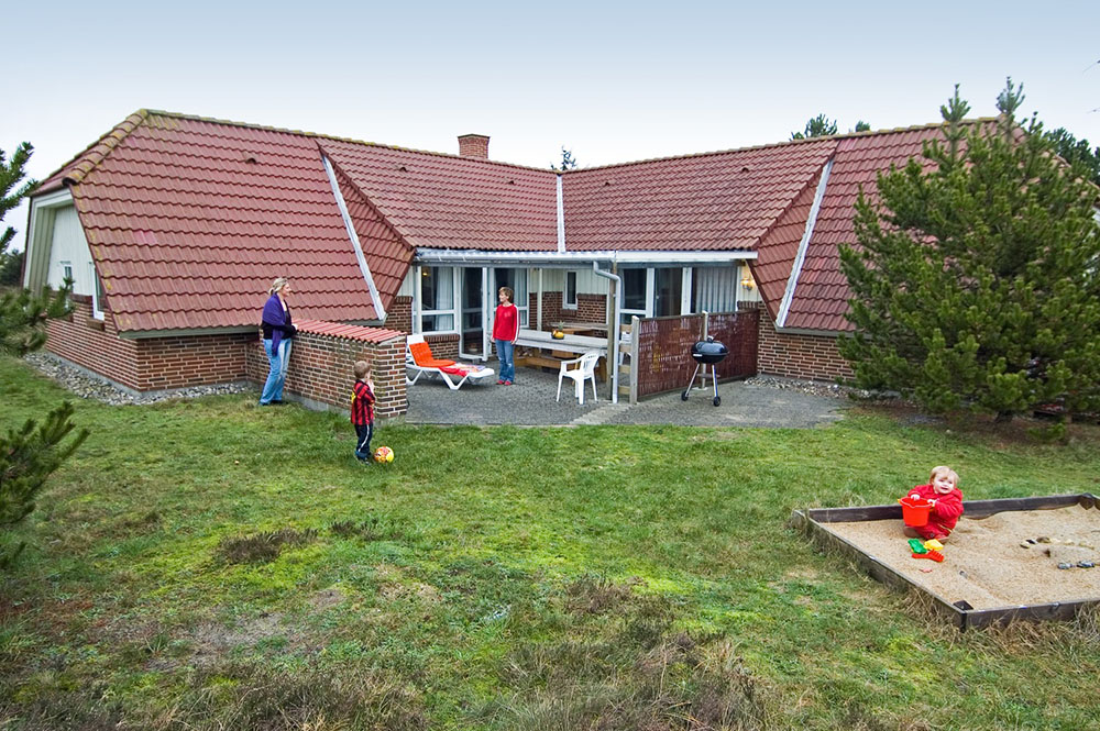 Velkommen til dette feriehuset på Fanø, som er kjent for sin vakre natur. Huset har basseng og mange aktivitetsmuligheter.\r\n