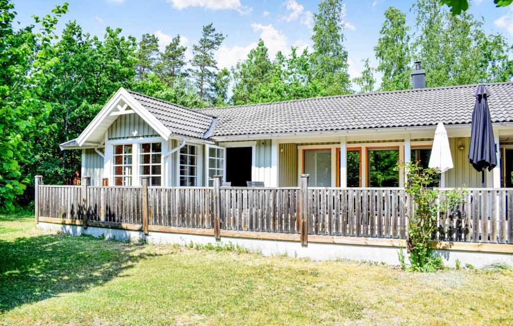 Dette lekre huset med svømmebasseng, nr. 126, med plass til 12 personer, ligger i Sverige
