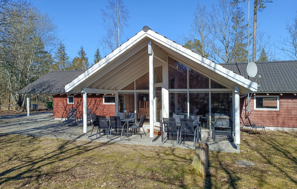 Dette lekre huset med svømmebasseng, nr. 244, med plass til 14 personer, ligger i Sverige