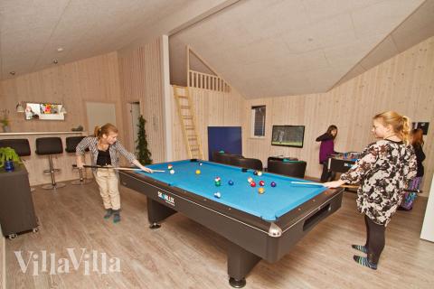 I tillegg til alle aktivitetsmulighetene i husets bassengavdeling, kan du også spille biljard, bordtennis og dart i luksushus nr. 295