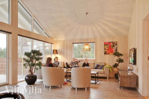 Det er plass til 18 personer i det store lyse oppholdsrommet i luksushus nr. 295.