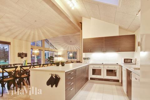 Kjøkkenet i luksushus nr. 295 er fullt utstyrt så dere lett kan lage mat til 18 personer.