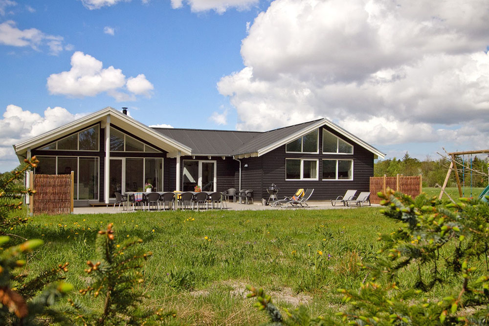 Dette herlige sommerhuset med basseng ligger i nærheten av Ålbæks barnevennlige sandstrand og Nordjyllands mange attraksjoner
