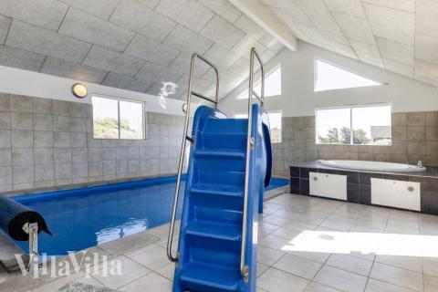 Det flotte bassenget i luksushus nr. 267 til 20 personer