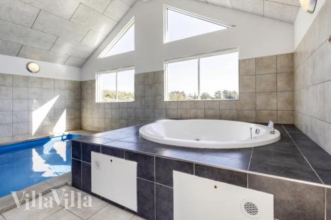 Nyt varmen i boblebadet i luksushus nr. 267 i Nordjylland