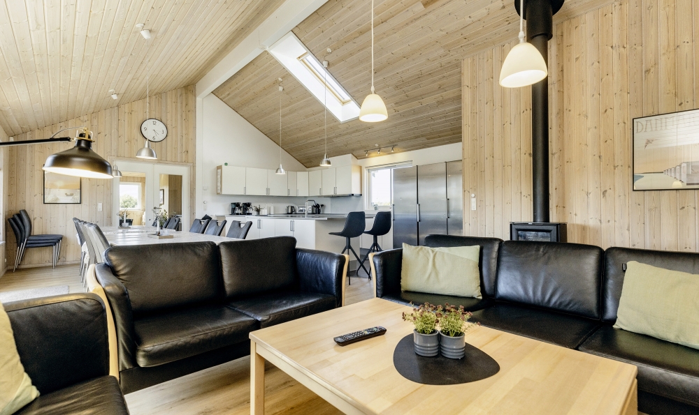 Det er god plass til hygge i feriehusets sofagruppe under oppholdet i luksushus nr. 267