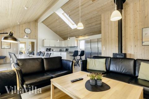 Det er god plass til hygge i feriehusets sofagruppe under oppholdet i luksushus nr. 267