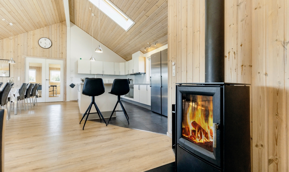 Sofaen i luksushus nr. 267 i Nordjylland er perfekt for å hygge seg med et brettspill eller se en film sammen.
