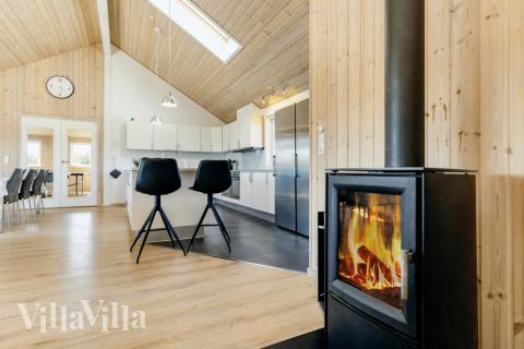 Sofaen i luksushus nr. 267 i Nordjylland er perfekt for å hygge seg med et brettspill eller se en film sammen.