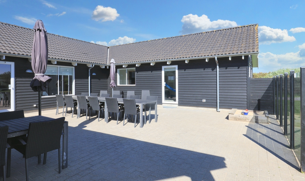 Nyt en grillkveld på terrassen i luksushus nr. 267 i Nordjylland