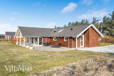 Dette lekre huset med svømmebasseng, nr. 236, med plass til 14 personer, ligger i Nordjylland