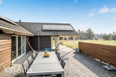 Nyt en grillkveld på terrassen i luksushus nr. 236 i Nordjylland
