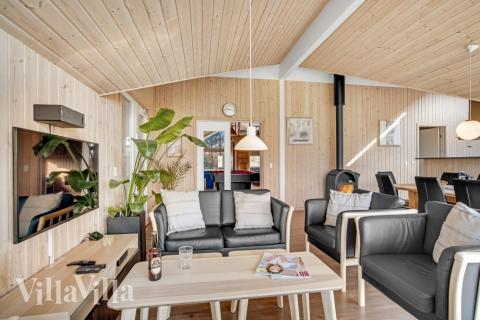 Det er god plass til hygge i feriehusets sofagruppe under oppholdet i luksushus nr. 236