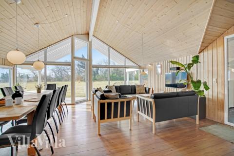 Sofaen i luksushus nr. 236 i Nordjylland er perfekt for å hygge seg med et brettspill eller se en film sammen.