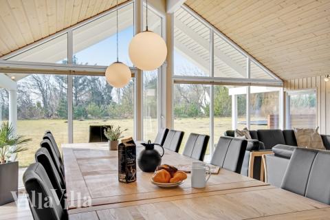 Det er plass til 14 personer i det store lyse oppholdsrommet i luksushus nr. 236.