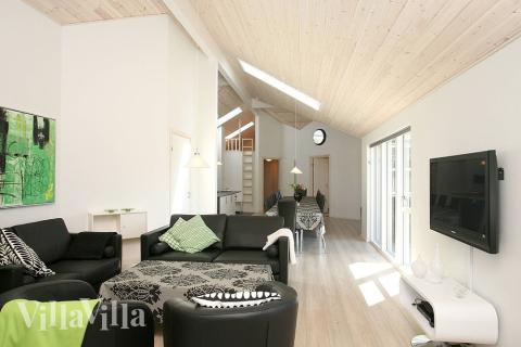 Det er plass til 22 personer i det store lyse oppholdsrommet i luksushus nr. 196.