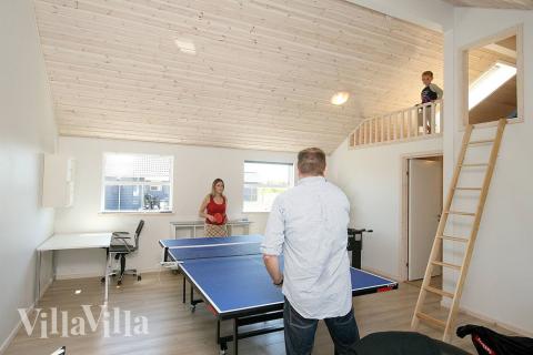 I tillegg til alle aktivitetsmulighetene i husets bassengavdeling, kan du også spille biljard, bordtennis og dart i luksushus nr. 196