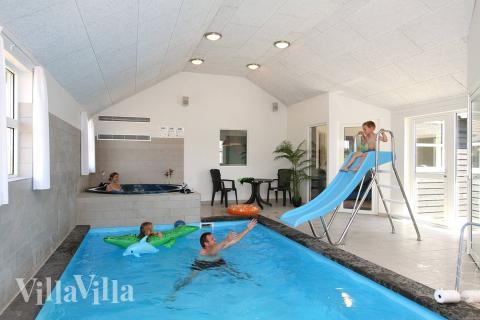 Feriehus 196 har et flott basseng med sklie, et stort innebygd boblebad og en badstue