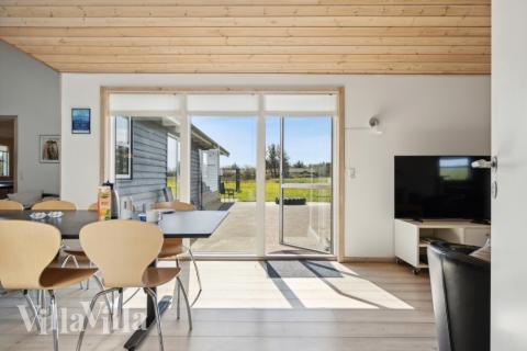 Det er plass til 22 personer i det store lyse oppholdsrommet i luksushus nr. 192.