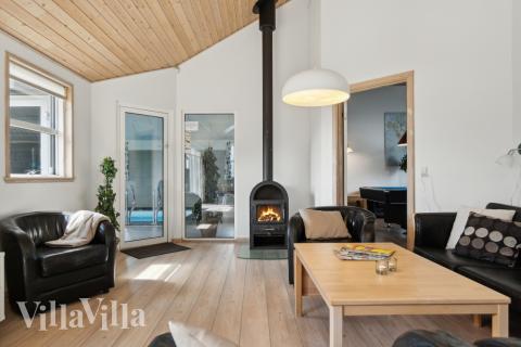 Sofaen i luksushus nr. 192 i Nordjylland er perfekt for å hygge seg med et brettspill eller se en film sammen.