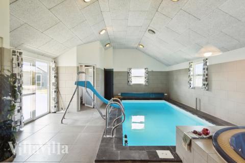 Feriehus 192 har et flott basseng med sklie, et stort innebygd boblebad og en badstue