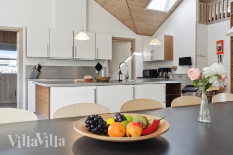 Det er god plass til at 22 personer sitter sammen i feriehusets oppholdsrom under et besøk i luksushus 192 i Nordjylland.