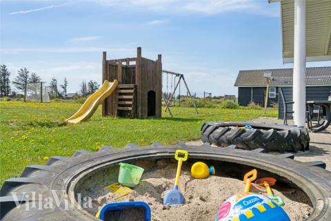 I det attraktive feriehuset nr. 192 i Nordjylland finnes det mengder av utendørsaktiviteter, som leketårn og huskestativ.