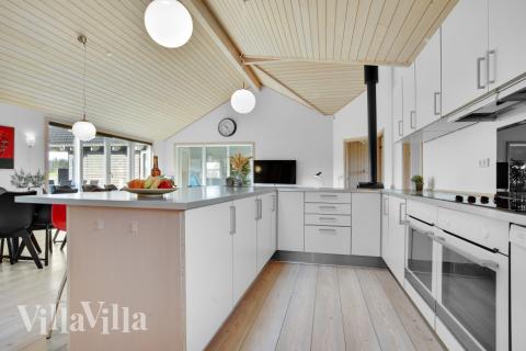 Det er god plass til at 20 personer sitter sammen i feriehusets oppholdsrom under et besøk i luksushus 194 i Nordjylland.