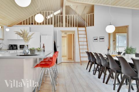 Det er plass til 20 personer i det store lyse oppholdsrommet i luksushus nr. 194.