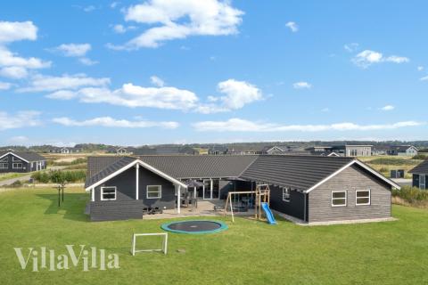 Dette lekre huset med svømmebasseng, nr. 194, med plass til 20 personer, ligger i Nordjylland