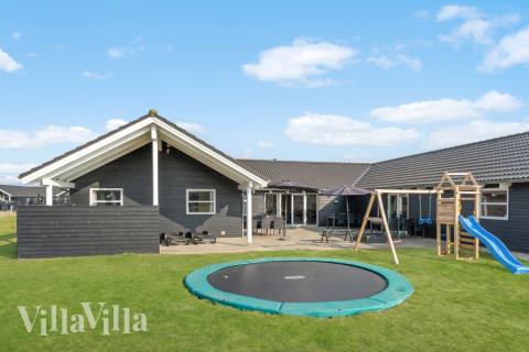 På terrassen i feriehus nr. 194 er det plass til 20 personer.