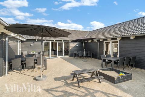 Luksushus nr. 194 har en deilig terrasse med gode hagemøbler til 20 personer.