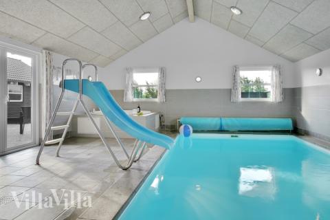 Feriehus 194 har et flott basseng med sklie, et stort innebygd boblebad og en badstue